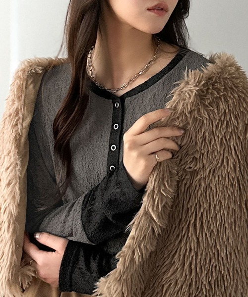 mily bilet(ミウィビレット)の「【mily bilet】シンプルさの中にフェミニンさをプラスしたデザイン。袖配色レースヘンリーカットソー(長袖)(Tシャツ/カットソー・レディース・チャコールグレー/モカ/ブラック/アイボリー・LARGE/MEDIUM/SMALL/X-LARGE)」の14枚目の写真