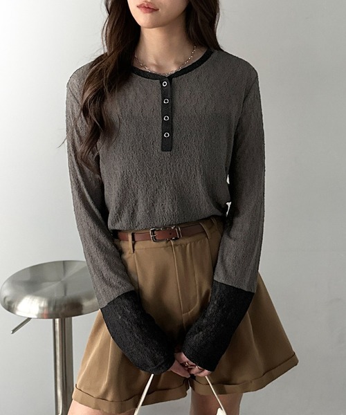 mily bilet(ミウィビレット)の「【mily bilet】シンプルさの中にフェミニンさをプラスしたデザイン。袖配色レースヘンリーカットソー(長袖)(Tシャツ/カットソー・レディース・チャコールグレー/モカ/ブラック/アイボリー・LARGE/MEDIUM/SMALL/X-LARGE)」の10枚目の写真