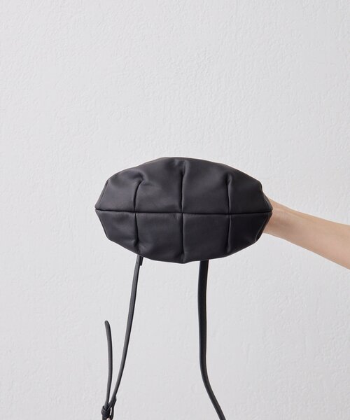 ear PAPILLONNER（イアパピヨネ）の「【kawa-kawa(カワカワ】NO1517 kuchiganeギャザーポシェットバッグ（ショルダーバッグ・レディース・ブラック/ブルー・FREE）」の7枚目の写真