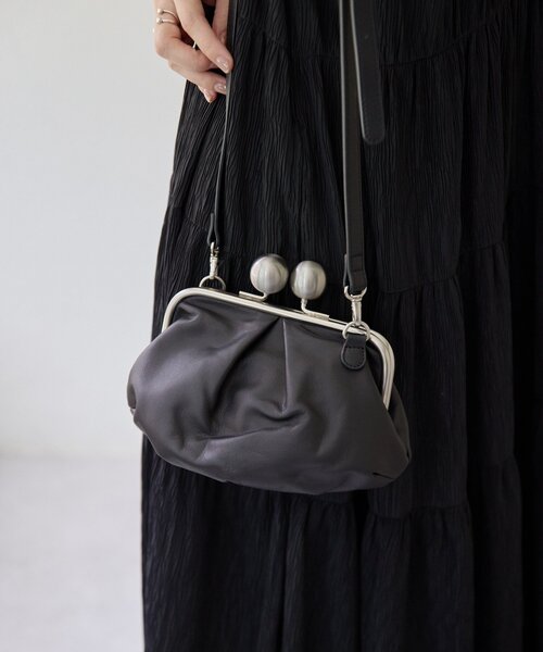 ear PAPILLONNER（イアパピヨネ）の「【kawa-kawa(カワカワ】NO1517 kuchiganeギャザーポシェットバッグ（ショルダーバッグ・レディース・ブラック/ブルー・FREE）」の14枚目の写真