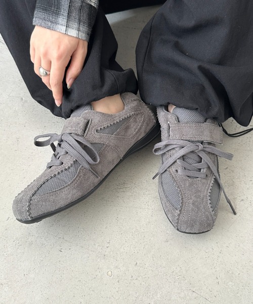 CLEA（クレア）の「フェイクスウェードベルトスニーカー（スニーカー・レディース・ブラウン/グレー/ブラック・23.5cm/24.5cm）」の3枚目の写真