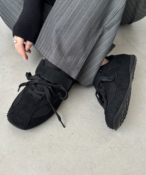 CLEA（クレア）の「フェイクスウェードベルトスニーカー（スニーカー・レディース・ブラウン/グレー/ブラック・23.5cm/24.5cm）」の2枚目の写真