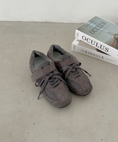 CLEA（クレア）の「フェイクスウェードベルトスニーカー（スニーカー・レディース・ブラウン/グレー/ブラック・23.5cm/24.5cm）」の17枚目の写真