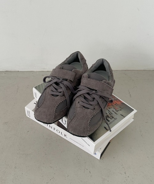 CLEA（クレア）の「フェイクスウェードベルトスニーカー（スニーカー・レディース・ブラウン/グレー/ブラック・23.5cm/24.5cm）」の18枚目の写真
