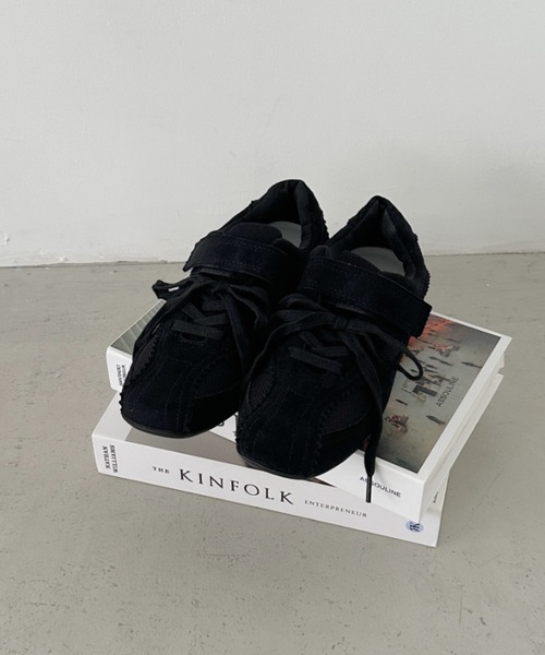 CLEA（クレア）の「フェイクスウェードベルトスニーカー（スニーカー・レディース・ブラウン/グレー/ブラック・23.5cm/24.5cm）」の11枚目の写真