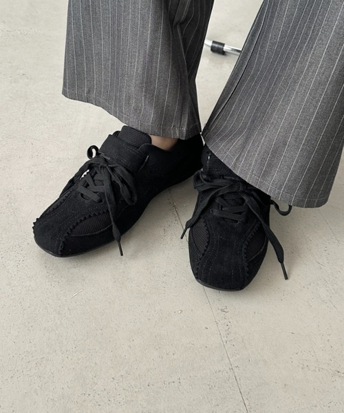 CLEA（クレア）の「フェイクスウェードベルトスニーカー（スニーカー・レディース・ブラウン/グレー/ブラック・23.5cm/24.5cm）」の5枚目の写真