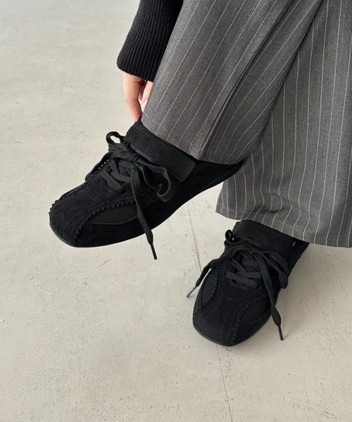 CLEA（クレア）の「フェイクスウェードベルトスニーカー（スニーカー・レディース・ブラウン/グレー/ブラック・23.5cm/24.5cm）」の6枚目の写真