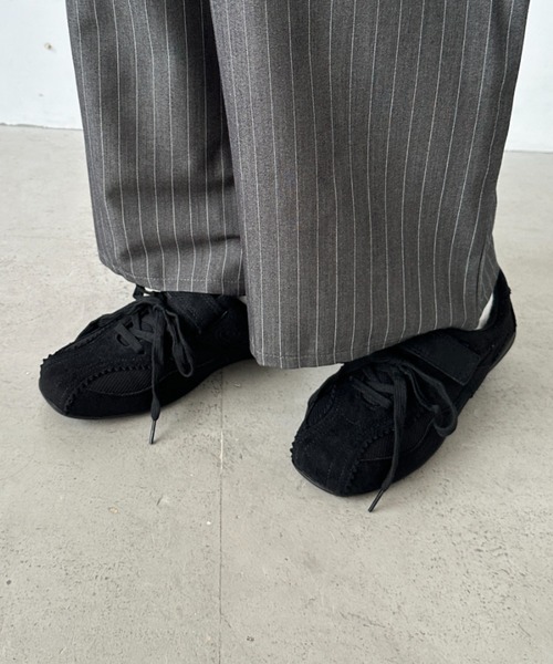 CLEA（クレア）の「フェイクスウェードベルトスニーカー（スニーカー・レディース・ブラウン/グレー/ブラック・23.5cm/24.5cm）」の8枚目の写真