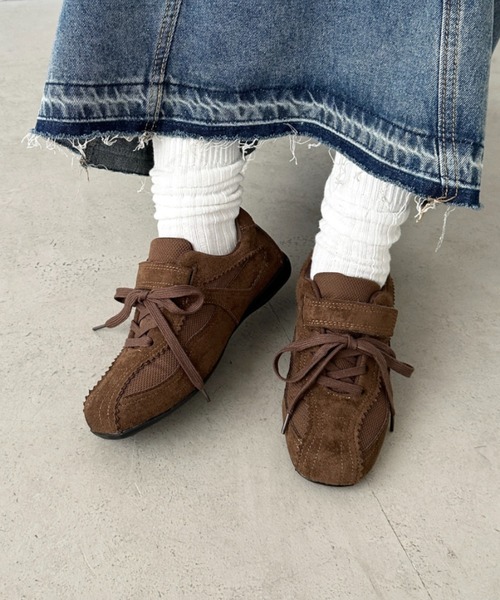 CLEA（クレア）の「フェイクスウェードベルトスニーカー（スニーカー・レディース・ブラウン/グレー/ブラック・23.5cm/24.5cm）」の19枚目の写真