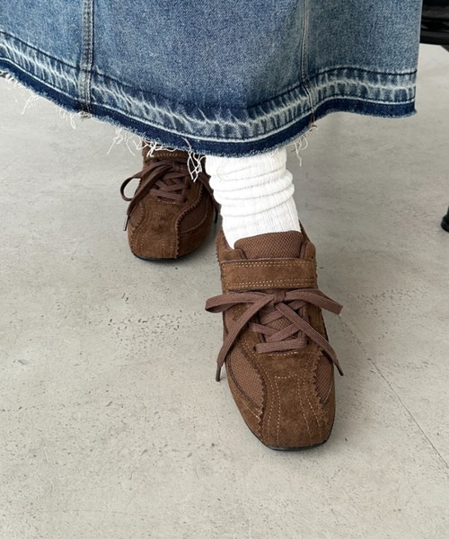 CLEA（クレア）の「フェイクスウェードベルトスニーカー（スニーカー・レディース・ブラウン/グレー/ブラック・23.5cm/24.5cm）」の21枚目の写真