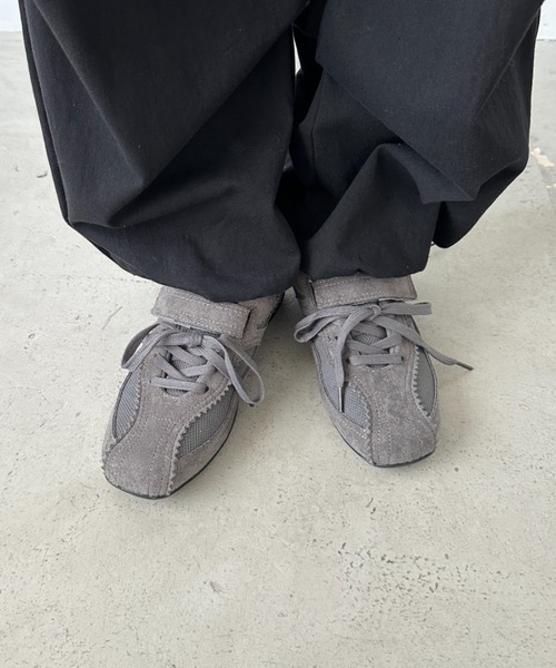 CLEA（クレア）の「フェイクスウェードベルトスニーカー（スニーカー・レディース・ブラウン/グレー/ブラック・23.5cm/24.5cm）」の14枚目の写真