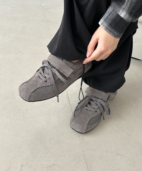 CLEA（クレア）の「フェイクスウェードベルトスニーカー（スニーカー・レディース・ブラウン/グレー/ブラック・23.5cm/24.5cm）」の13枚目の写真