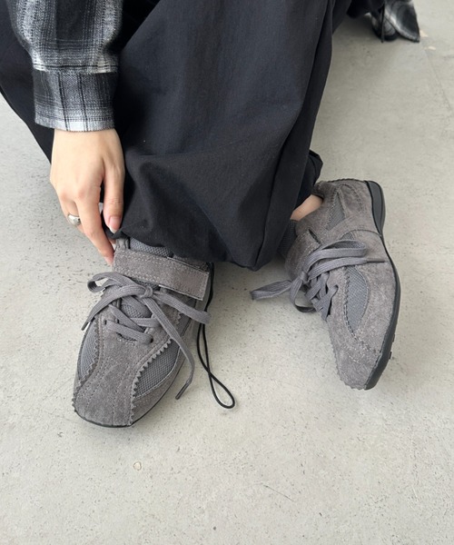 CLEA（クレア）の「フェイクスウェードベルトスニーカー（スニーカー・レディース・ブラウン/グレー/ブラック・23.5cm/24.5cm）」の16枚目の写真