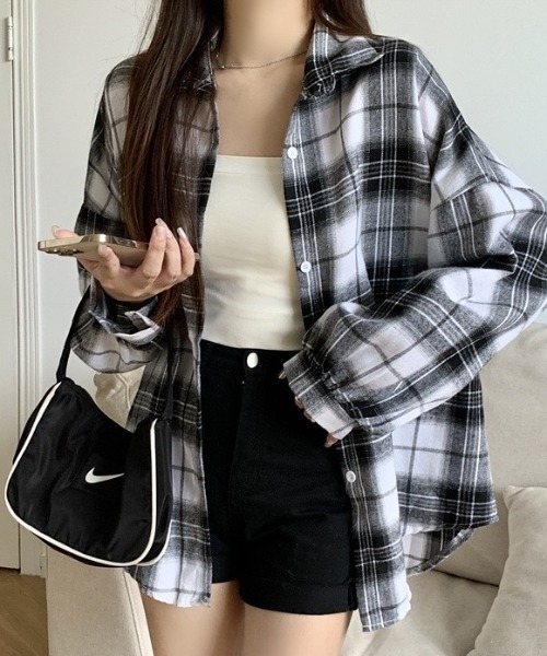 yuue' ( wear )（ユーイ）の「オーバーサイズチェック長袖シャツ（シャツ/ブラウス・レディース・グリーン/イエロー/ネイビー/ブルー/ブラック/レッド/ブラック系その他/ブラック系その他2/レッド系その他/ブルー系その他/イエロー系その他・FREE）」の2枚目の写真