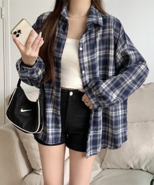 yuue' ( wear )（ユーイ）の「オーバーサイズチェック長袖シャツ（シャツ/ブラウス・レディース・グリーン/イエロー/ネイビー/ブルー/ブラック/レッド/ブラック系その他/ブラック系その他2/レッド系その他/ブルー系その他/イエロー系その他・FREE）」の17枚目の写真