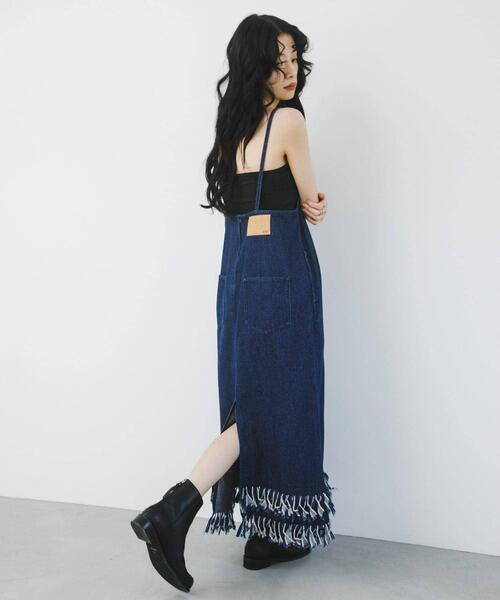 KBF(ケイビーエフ)の「フリンジデニムキャミワンピース(ワンピース・レディース・ライトブルー/ブルー・ONE)」の17枚目の写真