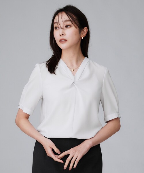 UNTITLED（アンタイトル）の「【洗える/ストレッチ/通勤】Vネックブラウス（シャツ/ブラウス・レディース・ブラック/ライトグレー/ホワイト・46/44/04/03/02/01/00/50/48）」の3枚目の写真