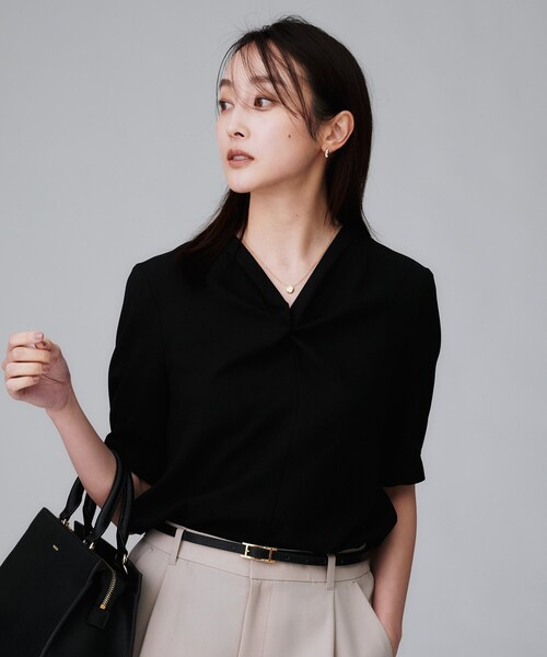 UNTITLED（アンタイトル）の「【洗える/ストレッチ/通勤】Vネックブラウス（シャツ/ブラウス・レディース・ブラック/ライトグレー/ホワイト・46/44/04/03/02/01/00/50/48）」の2枚目の写真