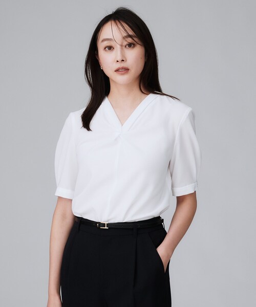 UNTITLED（アンタイトル）の「【洗える/ストレッチ/通勤】Vネックブラウス（シャツ/ブラウス・レディース・ブラック/ライトグレー/ホワイト・46/44/04/03/02/01/00/50/48）」の5枚目の写真