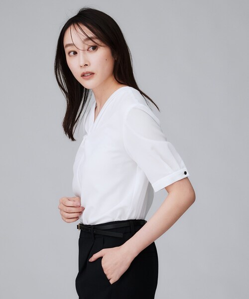 UNTITLED（アンタイトル）の「【洗える/ストレッチ/通勤】Vネックブラウス（シャツ/ブラウス・レディース・ブラック/ライトグレー/ホワイト・46/44/04/03/02/01/00/50/48）」の6枚目の写真