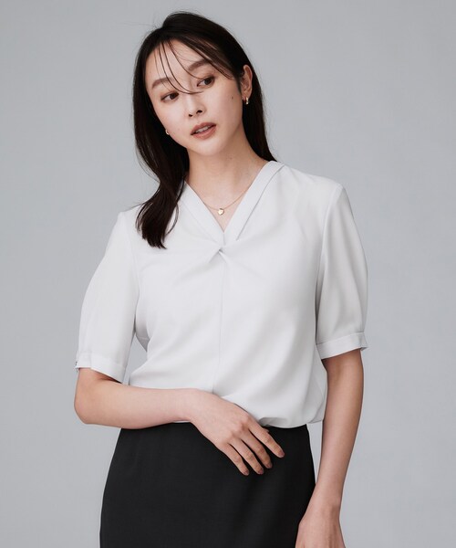 UNTITLED（アンタイトル）の「【洗える/ストレッチ/通勤】Vネックブラウス（シャツ/ブラウス・レディース・ブラック/ライトグレー/ホワイト・46/44/04/03/02/01/00/50/48）」の9枚目の写真