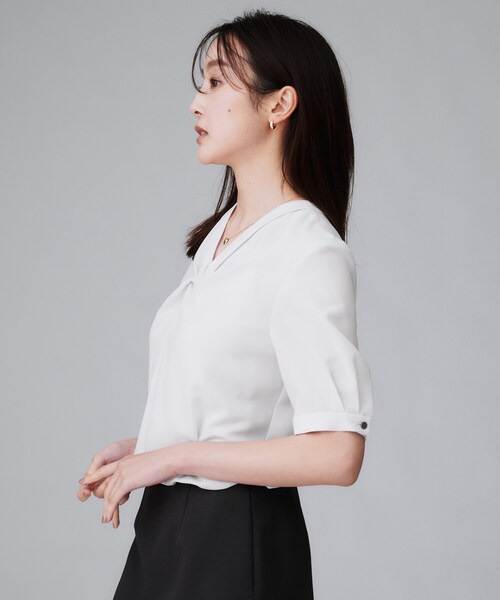 UNTITLED（アンタイトル）の「【洗える/ストレッチ/通勤】Vネックブラウス（シャツ/ブラウス・レディース・ブラック/ライトグレー/ホワイト・46/44/04/03/02/01/00/50/48）」の10枚目の写真