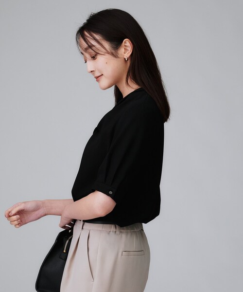 UNTITLED（アンタイトル）の「【洗える/ストレッチ/通勤】Vネックブラウス（シャツ/ブラウス・レディース・ブラック/ライトグレー/ホワイト・46/44/04/03/02/01/00/50/48）」の14枚目の写真