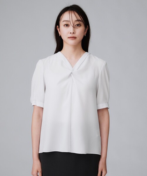 UNTITLED（アンタイトル）の「【洗える/ストレッチ/通勤】Vネックブラウス（シャツ/ブラウス・レディース・ブラック/ライトグレー/ホワイト・46/44/04/03/02/01/00/50/48）」の17枚目の写真