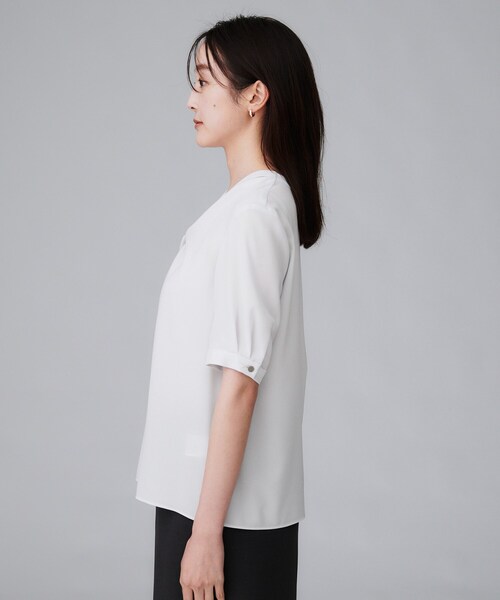 UNTITLED（アンタイトル）の「【洗える/ストレッチ/通勤】Vネックブラウス（シャツ/ブラウス・レディース・ブラック/ライトグレー/ホワイト・46/44/04/03/02/01/00/50/48）」の18枚目の写真