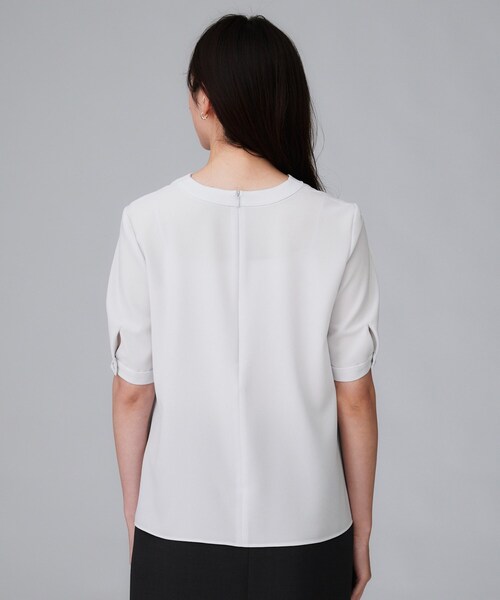 UNTITLED（アンタイトル）の「【洗える/ストレッチ/通勤】Vネックブラウス（シャツ/ブラウス・レディース・ブラック/ライトグレー/ホワイト・46/44/04/03/02/01/00/50/48）」の19枚目の写真