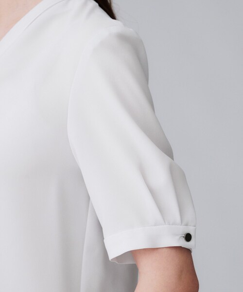 UNTITLED（アンタイトル）の「【洗える/ストレッチ/通勤】Vネックブラウス（シャツ/ブラウス・レディース・ブラック/ライトグレー/ホワイト・46/44/04/03/02/01/00/50/48）」の22枚目の写真