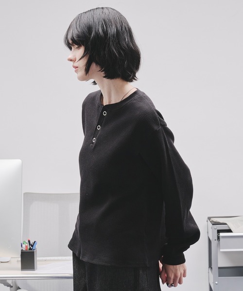 selle glant（セレグランテ）の「WAFFLE HENLEY T-SHIRT/ワッフルヘンリーネックTシャツ（Tシャツ/カットソー・メンズ・ブラック/グレー/ブラック系・SMALL/MEDIUM/LARGE）」の5枚目の写真
