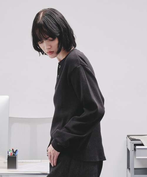 selle glant（セレグランテ）の「WAFFLE HENLEY T-SHIRT/ワッフルヘンリーネックTシャツ（Tシャツ/カットソー・メンズ・ブラック/グレー/ブラック系・SMALL/MEDIUM/LARGE）」の6枚目の写真