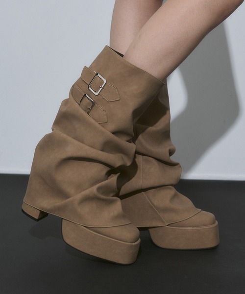ENVYM(アンビー)の「ベルトポイントルーズロングブーツ(ブーツ・レディース・ブラウン/ブラック/ベージュ・23.5㎝/22.5㎝/24.5㎝)」の3枚目の写真