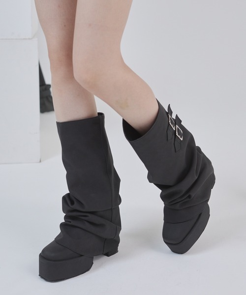 ENVYM（アンビー）の「ベルトポイントルーズロングブーツ（ブーツ・レディース・ブラウン/ブラック・23.5㎝/22.5㎝/24.5㎝）」の3枚目の写真