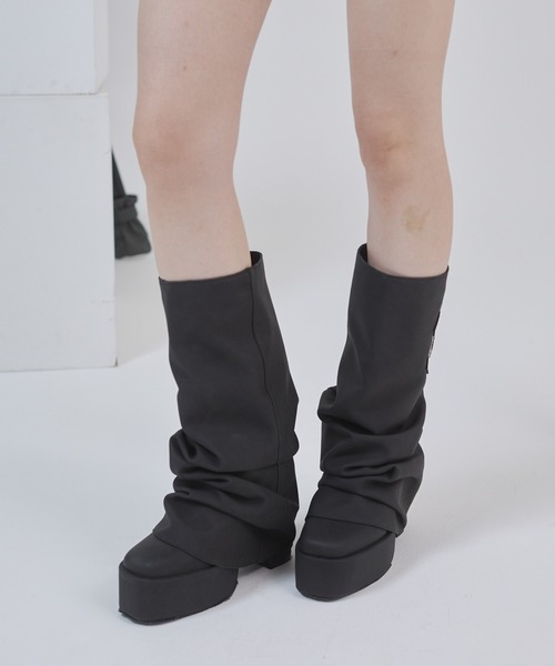 ENVYM（アンビー）の「ベルトポイントルーズロングブーツ（ブーツ・レディース・ブラウン/ブラック・23.5㎝/22.5㎝/24.5㎝）」の4枚目の写真