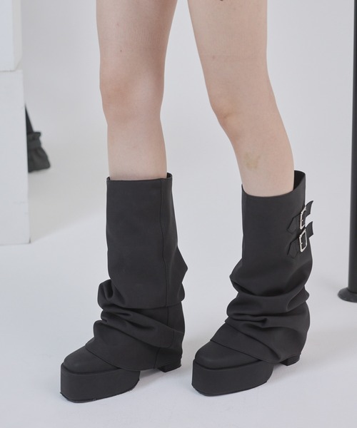 ENVYM（アンビー）の「ベルトポイントルーズロングブーツ（ブーツ・レディース・ブラウン/ブラック・23.5㎝/22.5㎝/24.5㎝）」の5枚目の写真