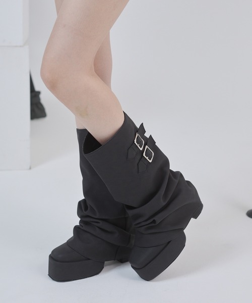 ENVYM（アンビー）の「ベルトポイントルーズロングブーツ（ブーツ・レディース・ブラウン/ブラック・23.5㎝/22.5㎝/24.5㎝）」の6枚目の写真