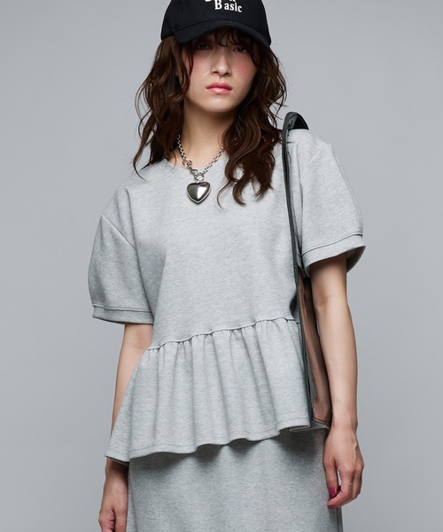 Narcissus(ナルシス)の「パフペプラムスウェットTシャツ フリルスウェット(Tシャツ/カットソー・レディース・グレー/ブラック・FREE)」の2枚目の写真