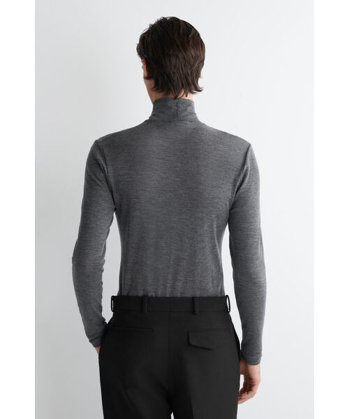 COS（コス）の「スリムフィット ジャージーロールネックセーター（ニット/セーター・メンズ・ブラック/ダークグレー・S/L/M/XS）」の5枚目の写真