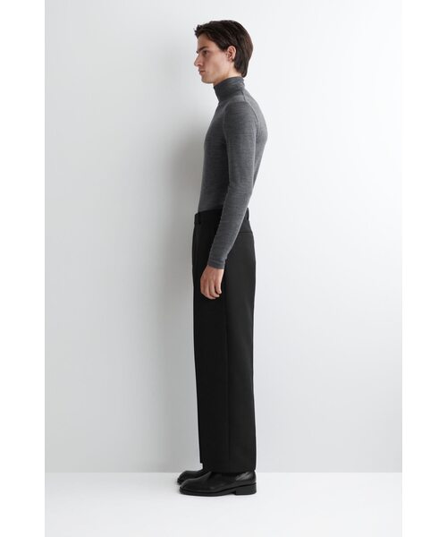 COS（コス）の「スリムフィット ジャージーロールネックセーター（ニット/セーター・メンズ・ブラック/ダークグレー・S/L/M/XS）」の6枚目の写真