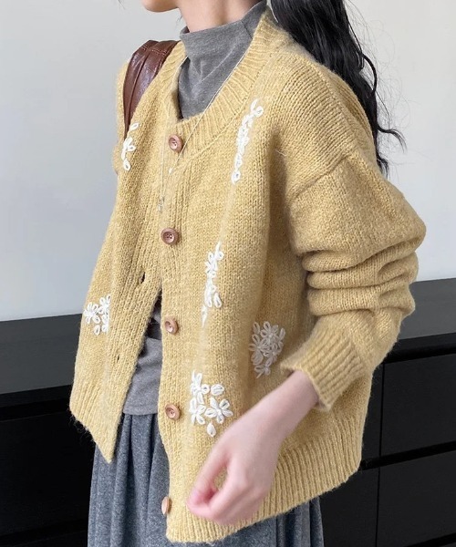 DIAVEL(ディアベル)の「【限定カラー】金木犀刺繍モヘア風カーディガン【3色展開】(ニット/セーター・レディース・ホワイト/イエロー/グレー・M)」の6枚目の写真