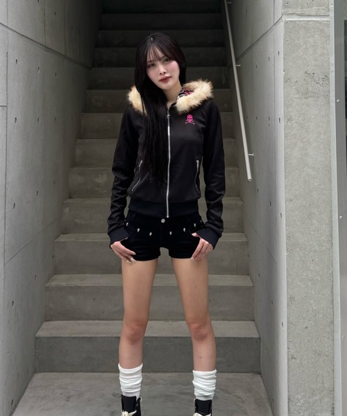 ZIPPER CLUB（ZIPPER CLUB ジッパークラブ）の「pinkie skull fur zip（パーカー・レディース・ブラック・SMALL/MEDIUM/LARGE）」の4枚目の写真