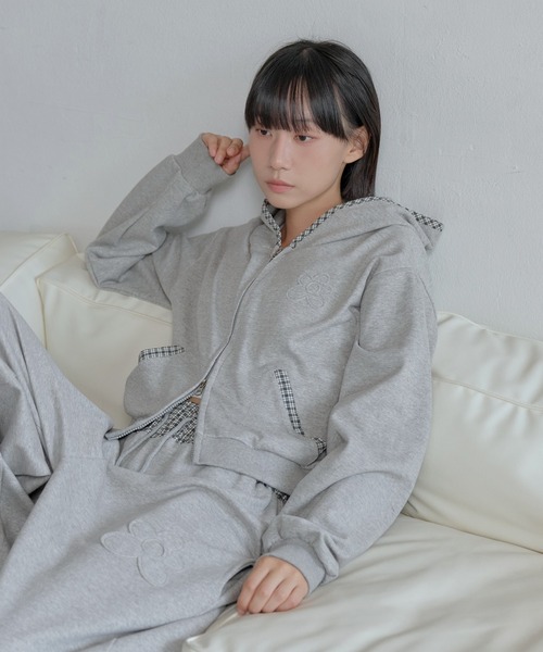 UNE MANSION(ユヌマンション)の「【豊富な4カラー展開】【スタイリッシュにセットアップ着用おすすめ】2WAYジップアップフラワーバイカラーチェック配色スウェットフード(パーカー・レディース・ブラック/グレー/ブラウン/ホワイト・FREE)」の1枚目の写真