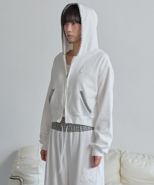 UNE MANSION(ユヌマンション)の「【豊富な4カラー展開】【スタイリッシュにセットアップ着用おすすめ】2WAYジップアップフラワーバイカラーチェック配色スウェットフード(パーカー・レディース・ブラック/グレー/ブラウン/ホワイト・FREE)」の2枚目の写真