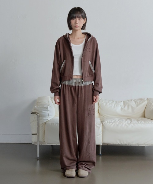 UNE MANSION(ユヌマンション)の「【豊富な4カラー展開】【スタイリッシュにセットアップ着用おすすめ】2WAYジップアップフラワーバイカラーチェック配色スウェットフード(パーカー・レディース・ブラック/グレー/ブラウン/ホワイト・FREE)」の8枚目の写真