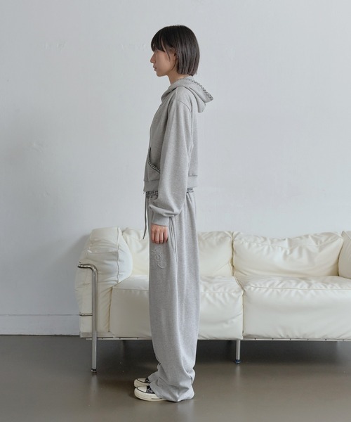 UNE MANSION(ユヌマンション)の「【豊富な4カラー展開】【スタイリッシュにセットアップ着用おすすめ】2WAYジップアップフラワーバイカラーチェック配色スウェットフード(パーカー・レディース・ブラック/グレー/ブラウン/ホワイト・FREE)」の5枚目の写真