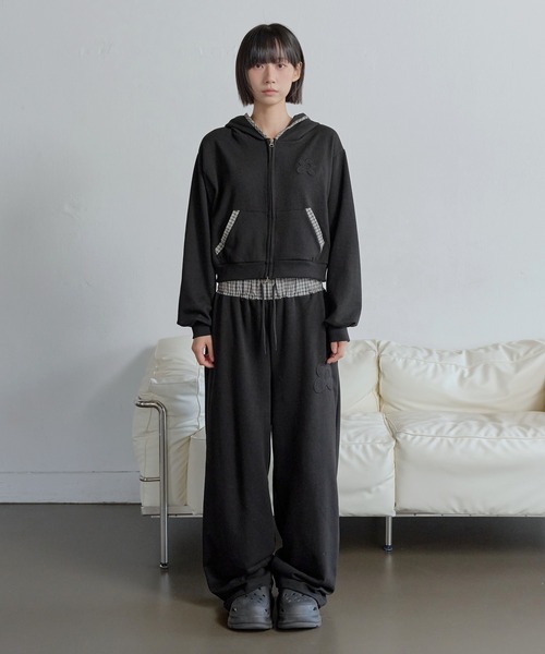 UNE MANSION(ユヌマンション)の「【豊富な4カラー展開】【スタイリッシュにセットアップ着用おすすめ】2WAYジップアップフラワーバイカラーチェック配色スウェットフード(パーカー・レディース・ブラック/グレー/ブラウン/ホワイト・FREE)」の7枚目の写真