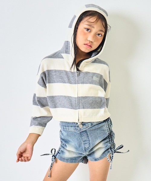 ANAP kids(アナップキッズ)の「ショート ボーダー ニット パーカー【ジュニアお揃い】(パーカー・キッズ・ブラック/ライトグレー・110/120/130)」の2枚目の写真