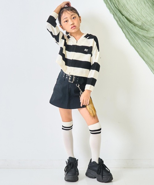ANAP kids(アナップキッズ)の「ショート ボーダー ニット パーカー【ジュニアお揃い】(パーカー・キッズ・ブラック/ライトグレー・110/120/130)」の5枚目の写真